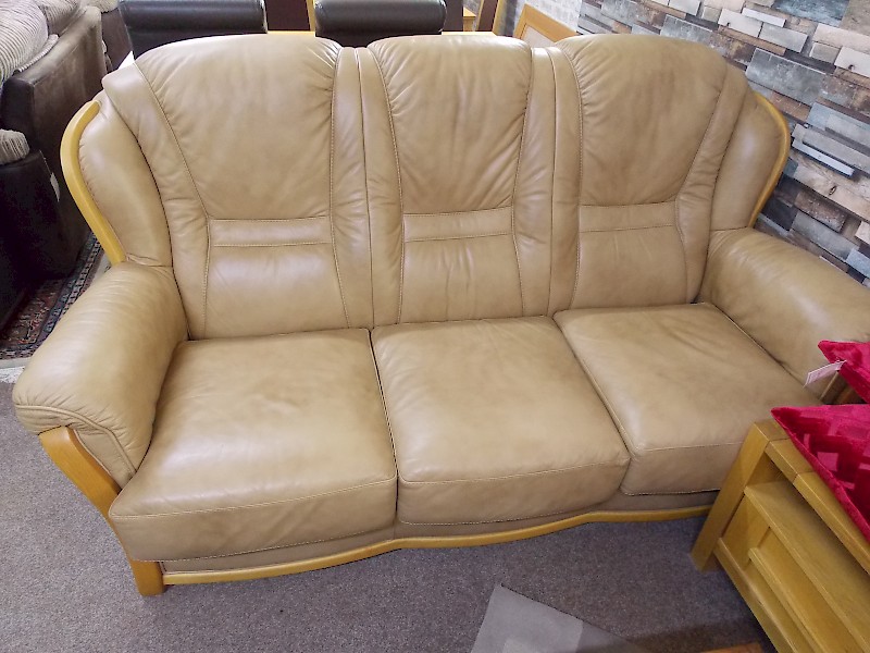 Italian Furniture Company, Leather 3 plus 2 Seater Sofa's in Natural Tan Leather & Wooden Inserts.