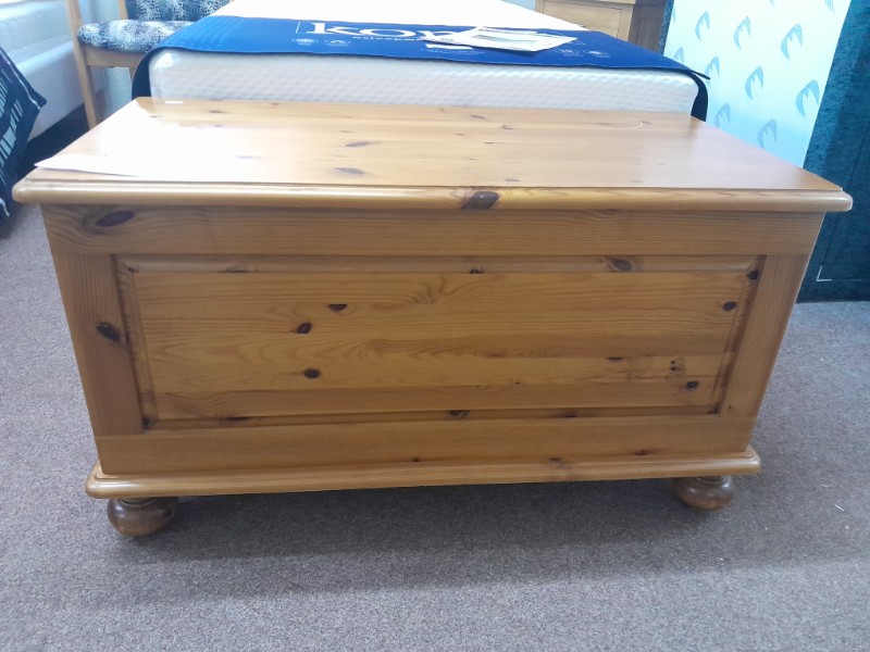 Pine blanket box