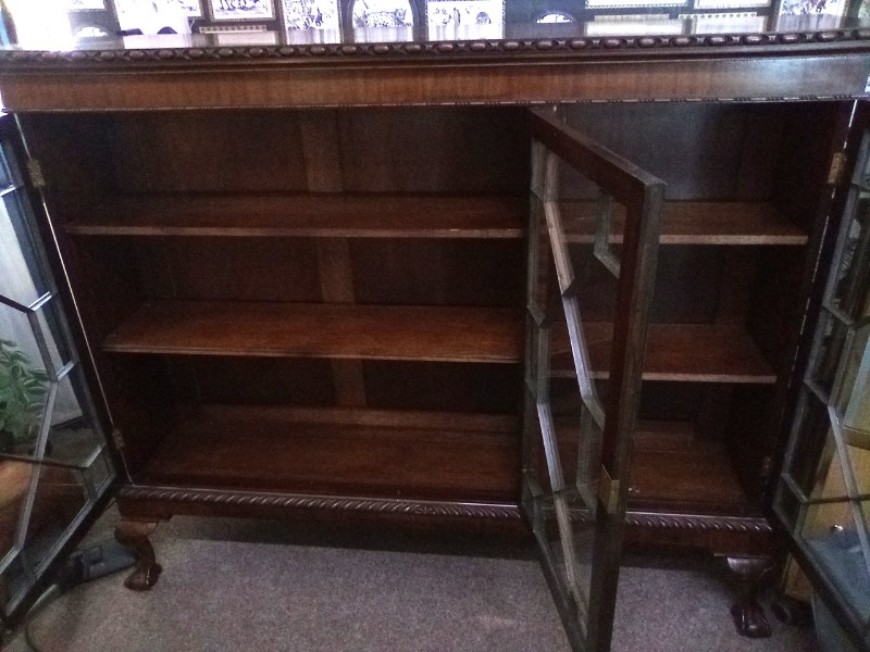 Stunning Dark Oak 3 Door Glass Display Shelving Unit with Key