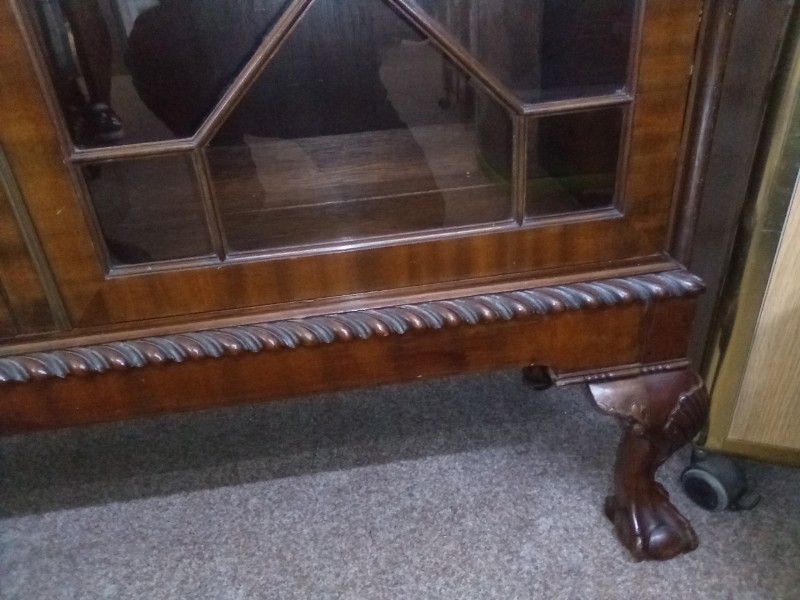 Stunning Dark Oak 3 Door Glass Display Shelving Unit with Key